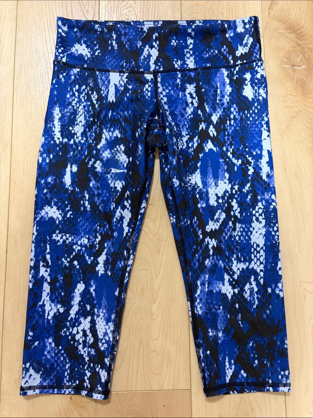 Alo Snakeskin Print Low Rise Cropped Leggings, sz S